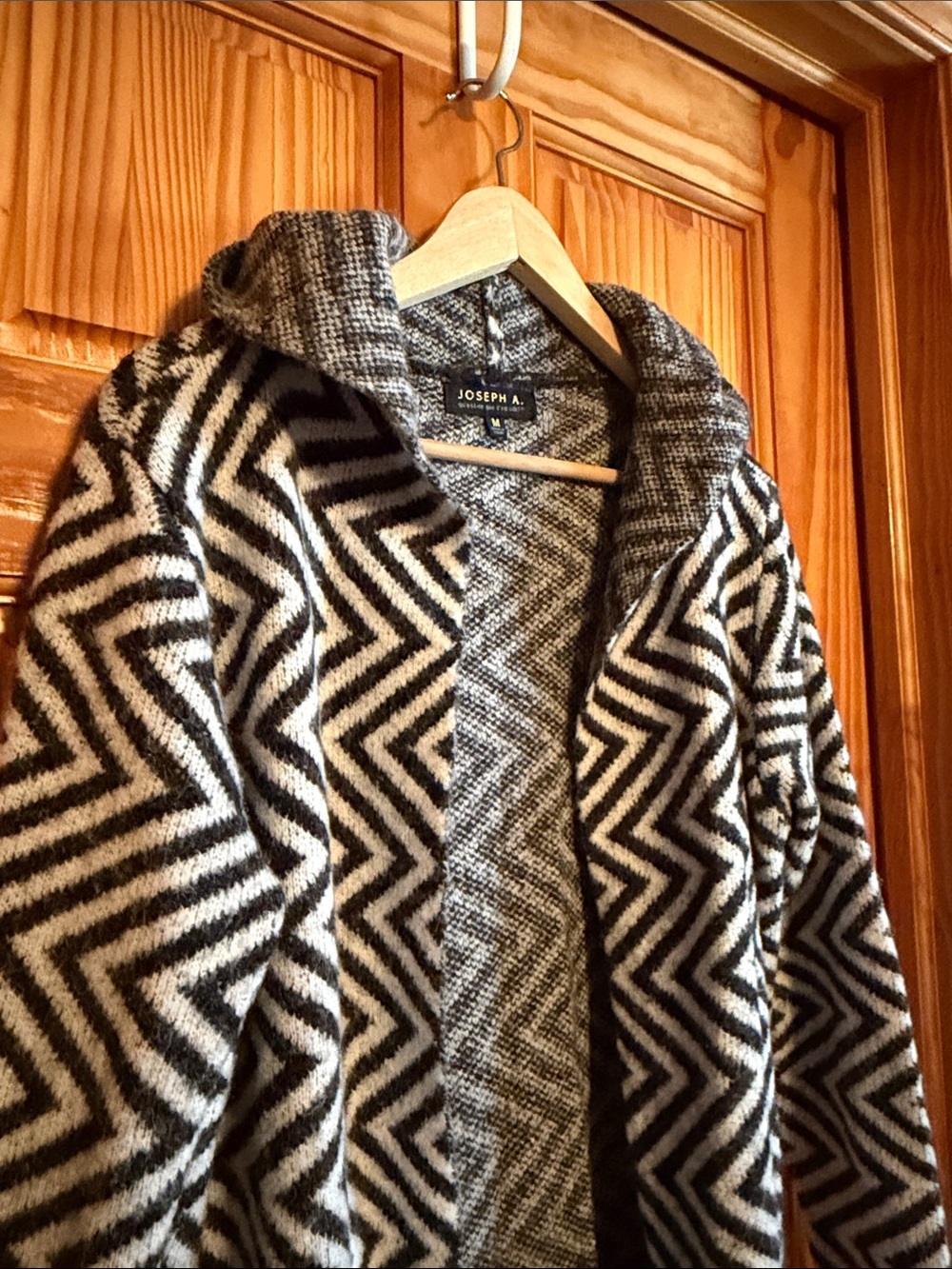 Joseph A. Women's Gray and White Chevron Cozy Soft Cardigan Hooded Sweater Sz M - Picture 4 of 7